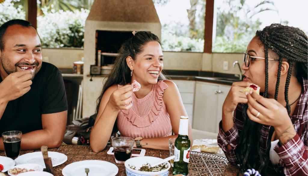 famille prenant un repas